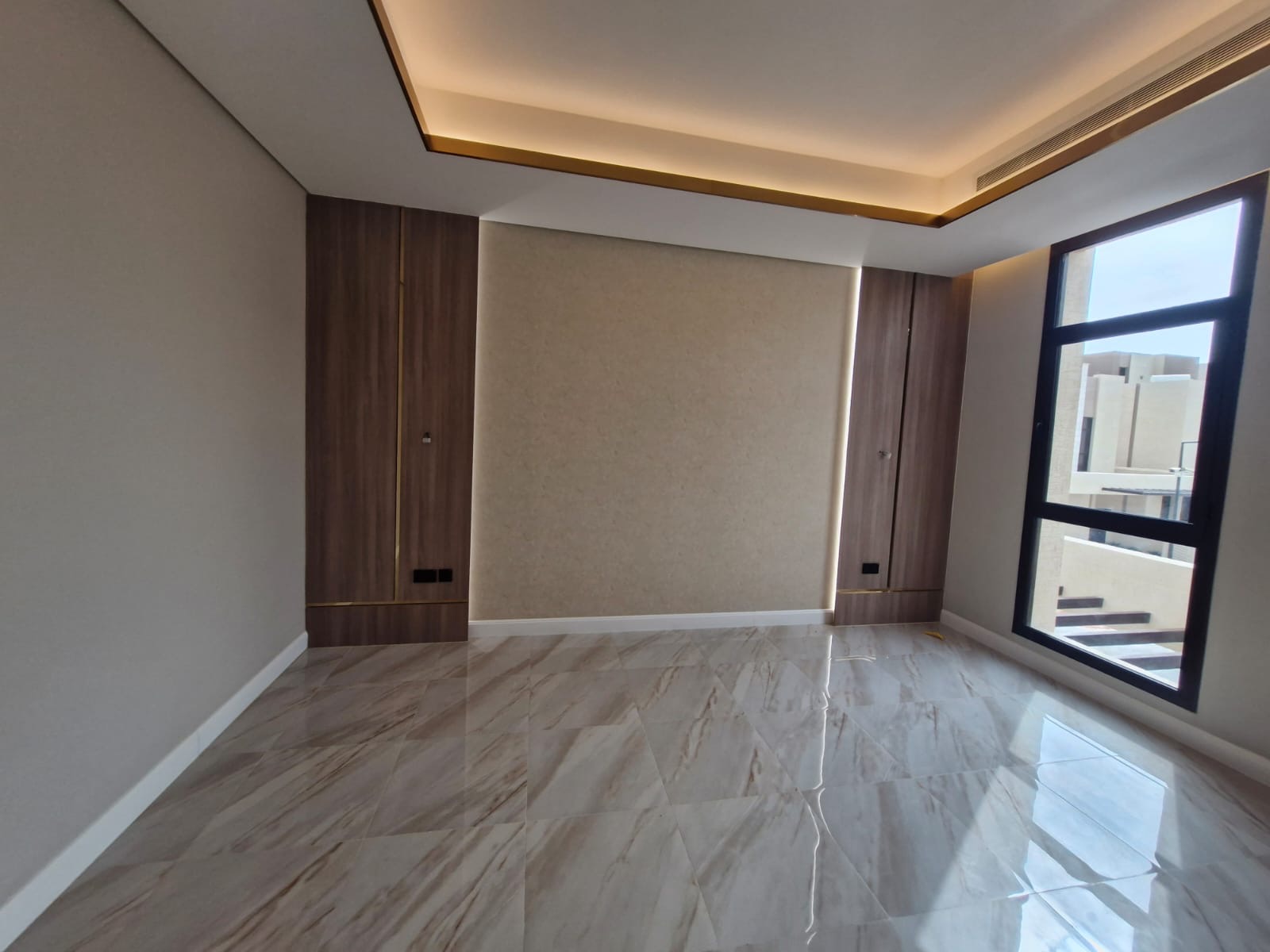 **Modern Luxury Villa for Rent in "Etual Roshan" Project – Signed by Elie Saab** 🏡✨  